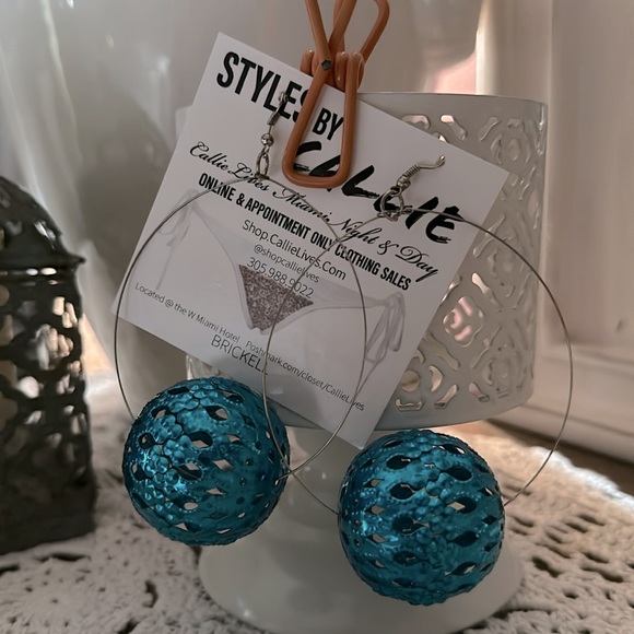 ★CALLIE LIVES METALLIC DECOR GLOBE EARRINGS★ - Picture 6 of 11